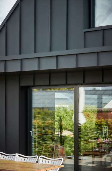 Red-brick house from the 1970s “repackaged” in steel profiles, Bakkelyparken 37, 8680 Ry